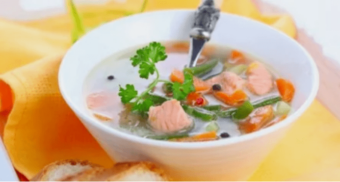 Sopa de peixe cunha dieta proteica