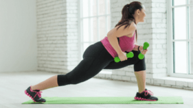 A rapaza realiza un exercicio con pesas