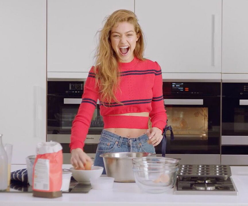 A rapaza delgada prepara un almorzo saudable